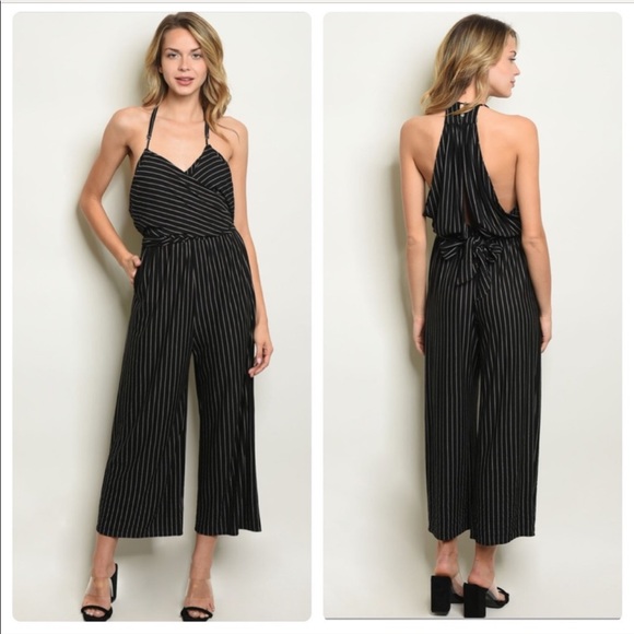 NWT Jumper black with white pin lines S M L